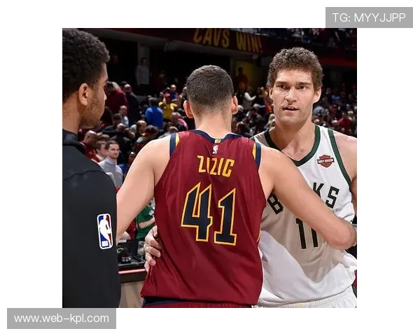 灰熊半场落后鹈鹕15分，伊迪内线强攻成追分关键